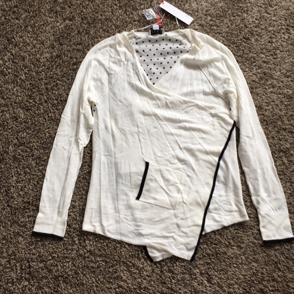 White/black sweater wrap. Polka dot back. Size M
